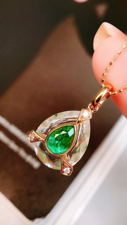 18k金镶万能扣白水晶祖母绿吊坠
 0.65ct 商品图2