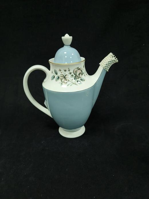 皇家道尔顿蓝色玫瑰系列作品，这组作品包括了一杯一碟的摩卡杯，一杯两碟阔口杯，糖罐奶罐以及壶 商品图11