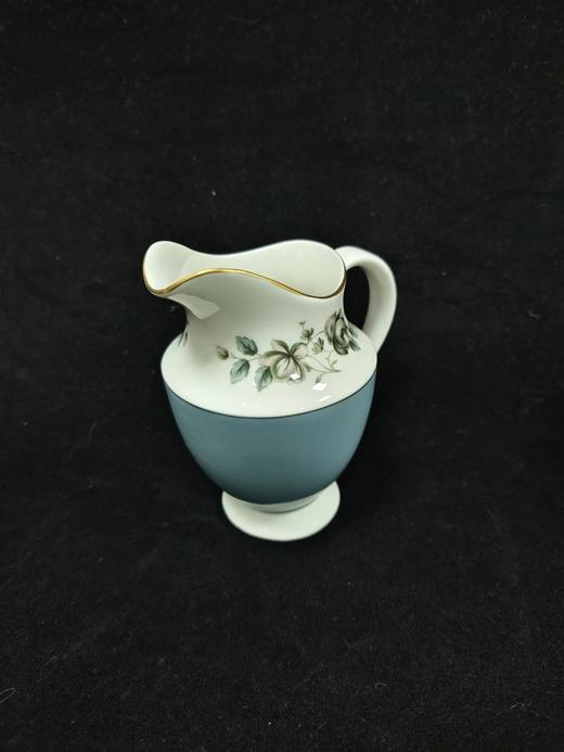 皇家道尔顿蓝色玫瑰系列作品，这组作品包括了一杯一碟的摩卡杯，一杯两碟阔口杯，糖罐奶罐以及壶 商品图8