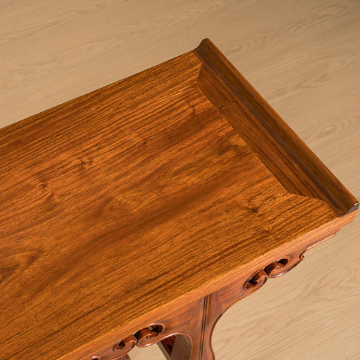 二十世纪 黄花梨插肩榫如意云纹一块玉翘头案 商品图3