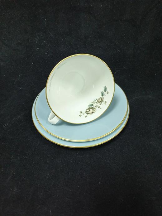 皇家道尔顿蓝色玫瑰系列作品，这组作品包括了一杯一碟的摩卡杯，一杯两碟阔口杯，糖罐奶罐以及壶 商品图4