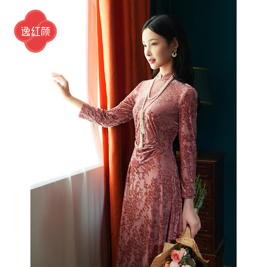 上海逸红颜梅林2025秋季新款烂花丝绒新中式腰部抽褶旗袍连衣裙 商品图1