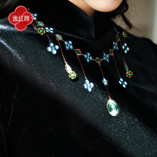 上海逸红颜梳影2025年秋冬新款丝绒新中式刺绣项链开衩鱼尾连衣裙 商品图2