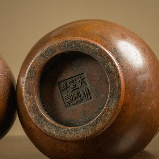 清 铜嵌银丝蕉叶纹双耳赏瓶（一对） 商品图3