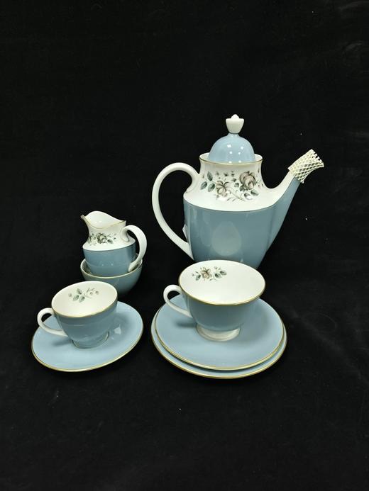 皇家道尔顿蓝色玫瑰系列作品，这组作品包括了一杯一碟的摩卡杯，一杯两碟阔口杯，糖罐奶罐以及壶 商品图0