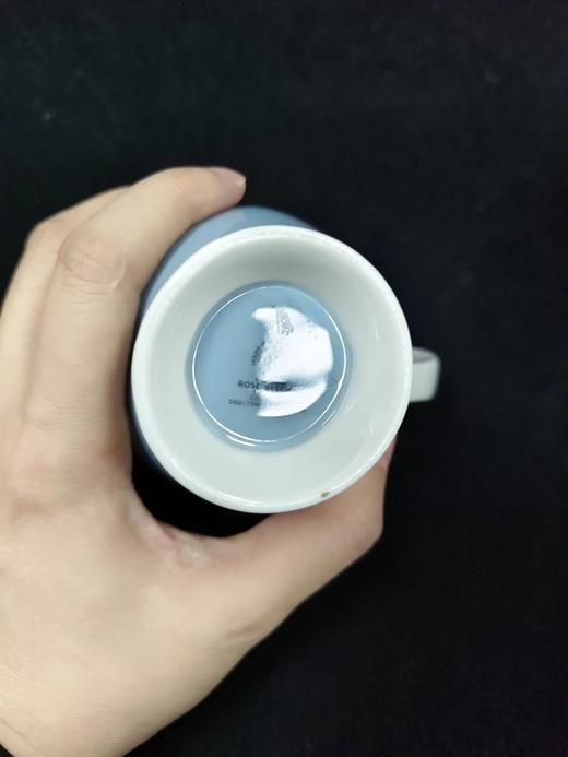 皇家道尔顿蓝色玫瑰系列作品，这组作品包括了一杯一碟的摩卡杯，一杯两碟阔口杯，糖罐奶罐以及壶 商品图9