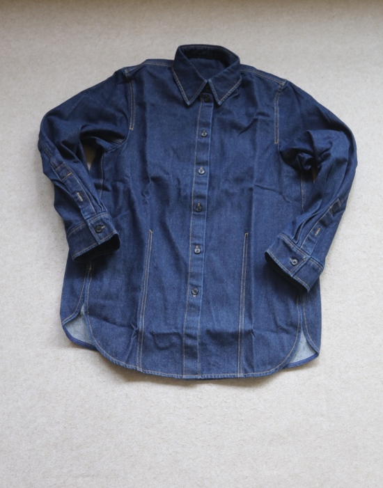 清风拂过 好个秋 哈！女段 Cos 弧形剪裁 小廓感的 衬衫式 牛仔外套