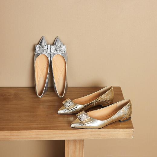 【预售5天】时尚水钻蝴蝶结低跟单鞋新款时尚银色真皮粗跟小皮鞋ZF&24-235 商品图3