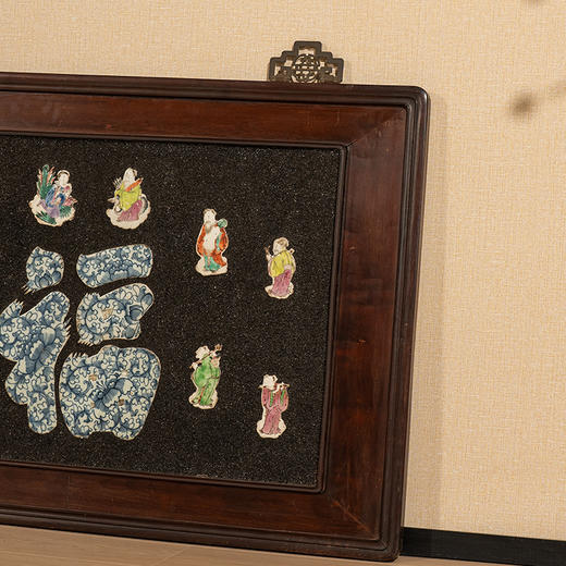 清 红木嵌青花粉彩瓷片八仙人物福字挂屏 商品图3