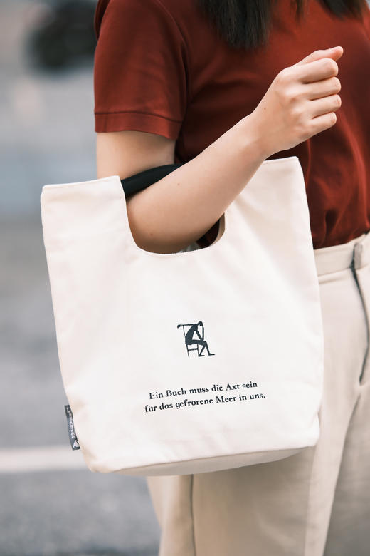 【升级版】卡夫卡文学时尚手提袋  可选香芋紫/卡其色/米白色 内袋附拉链 有内衬 预计10月中旬发货 商品图5