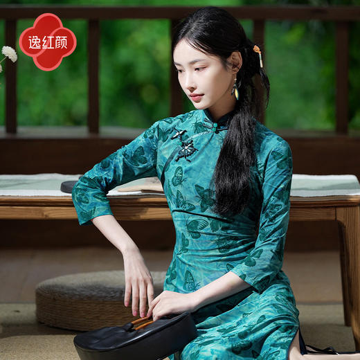 上海逸红颜蝶婉2026秋季新款弹力丝绒植绒长袖旗袍日常旗袍 商品图1