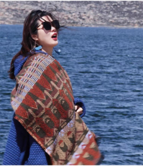 🥰【HLUOS秋冬民族风旅行披肩围巾】❤️秋冬降温首选!!💰49.9😎秒杀到手△ 披上就有一种🔥云南少数民族的感觉，💥谁穿谁美！ 旅行街拍氛围感拉满！