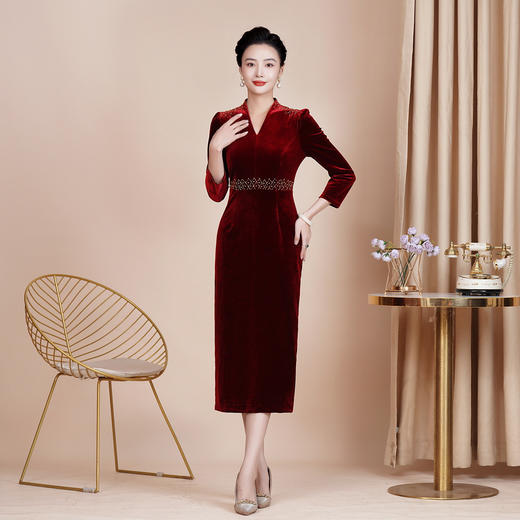 HYX-24-7879秋冬新款改良韩国绒喜婆婆喜妈妈旗袍裙大码婚宴礼服中长款 商品图3