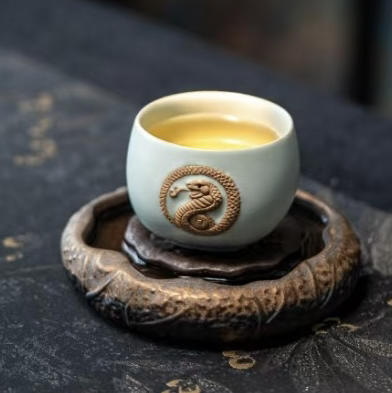 茶器｜东道汝窑【灵蛇献瑞】蛇年生肖A杯（天青） 商品图2