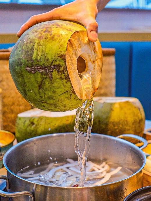 🌍//【耶气满满椰子鸡火锅】首推广东“五去”走地鸡（去头去脚去淋巴去尾去背骨） 👏今天💰79元享受1:1的椰子鸡火锅套餐 商品图2