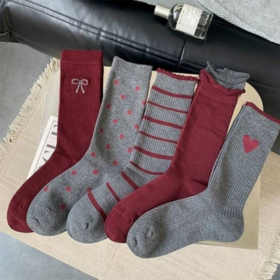 🙅🙅【安可拉红蝴蝶结Miu系假两件袜】🍒1.高级安可拉红+波点爱心🦶 简直就是完美，🔥🔥🔥这款妥妥是今年爆款颜色 ~👊 2.袜子文艺感很强 💥💥