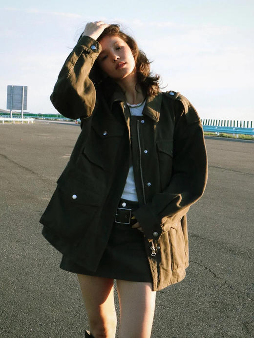 肯豆同款橄榄绿夹克 造型感多口袋设计 复古百搭工装风外套 高工艺定制高密全棉斜纹面料 舒适不易皱 复杂洗水工艺带出复古效果 OVERSIZE落肩版型 中性猎装夹克工装口袋外套 商品图9