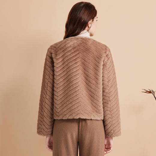 EITIE爱特爱气质双排扣显瘦毛绒短外套冬季新款D2403409 商品图4