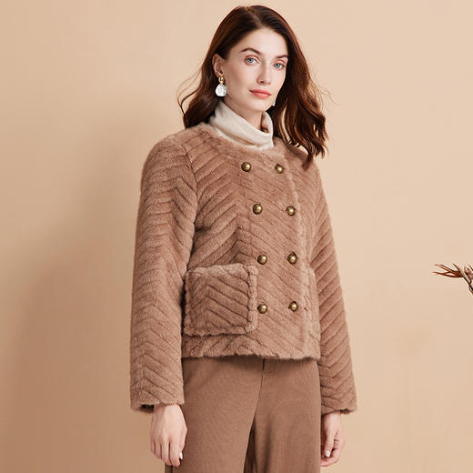 EITIE爱特爱气质双排扣显瘦毛绒短外套冬季新款D2403409 商品图2