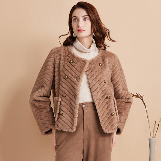 EITIE爱特爱气质双排扣显瘦毛绒短外套冬季新款D2403409 商品图3