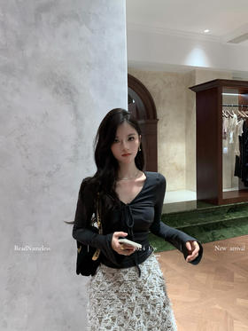 Read Nameless /漂亮的深灰色打底衫+重工雪花半裙+骑士小香长外套 2024/9/30