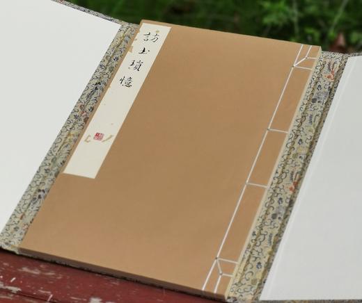 【雕版刷印·朱印宋锦函】《访书琐忆》黄裳著，玉谿山馆刷印（刷印50部），宋锦函1册全，售价580元。

雕版：宋金浏；装订：祥顺坊；题签：周小英；牌记：陆灏；函套：湖州祥云凤纹宋锦函；签条：泾县仿古撒 商品图4