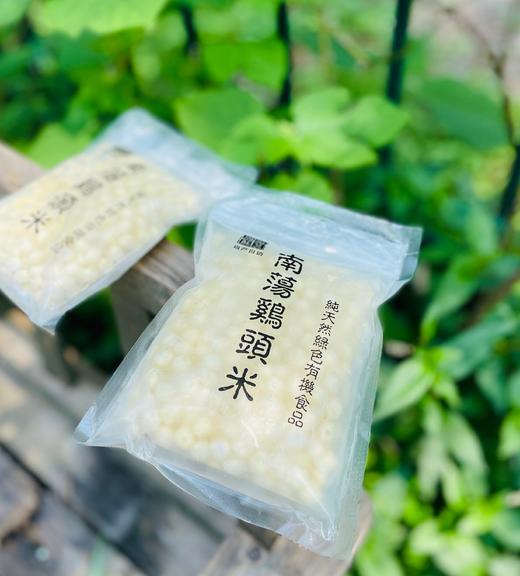 苏州的鸡头米是顶尖儿的，而苏州又要数城南黄天荡出产的尤佳！每年上市季，沿街剥鸡头米是葑门一道独特风景。精选的又是特级大果，真空密封冷鲜包装，颗颗珍珠般洁白浑圆，生吃都甜甜的，煮熟了软糯Q弹，绵香悠长～ 商品图0