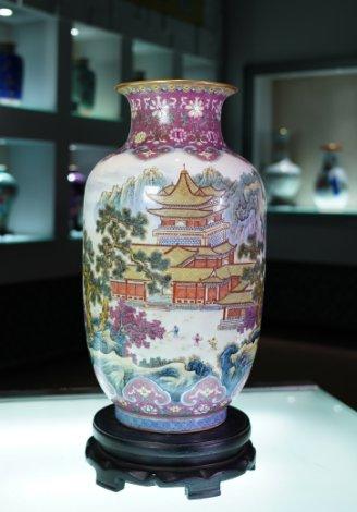 粉彩山水冬瓜瓶 商品图0