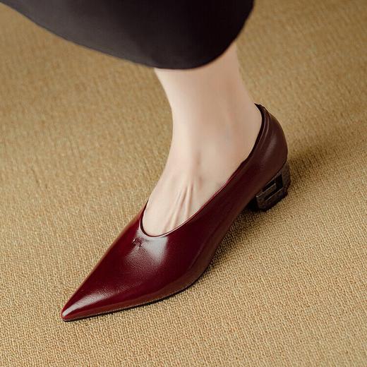 【预售5天】异型镂空跟中跟纯色时装单鞋，复古尖头浅口全皮女鞋DB&M6065 商品图1