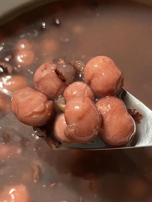 苏州的鸡头米是顶尖儿的，而苏州又要数城南黄天荡出产的尤佳！每年上市季，沿街剥鸡头米是葑门一道独特风景。精选的又是特级大果，真空密封冷鲜包装，颗颗珍珠般洁白浑圆，生吃都甜甜的，煮熟了软糯Q弹，绵香悠长～ 商品图4