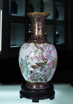 霁蓝描金安居乐业长颈瓶