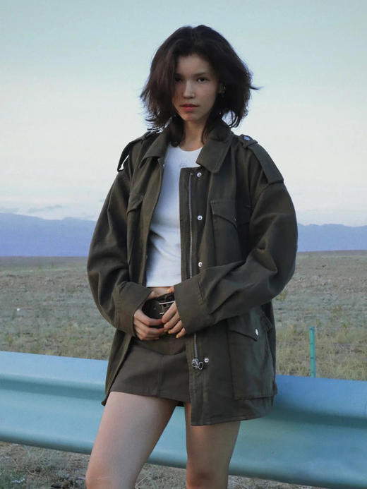 肯豆同款橄榄绿夹克 造型感多口袋设计 复古百搭工装风外套 高工艺定制高密全棉斜纹面料 舒适不易皱 复杂洗水工艺带出复古效果 OVERSIZE落肩版型 中性猎装夹克工装口袋外套 商品图8