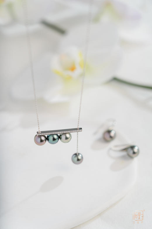 18K金正圆大溪地黑珍珠平衡木项链 商品图0