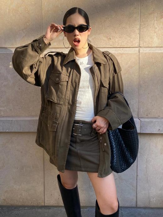 肯豆同款橄榄绿夹克 造型感多口袋设计 复古百搭工装风外套 高工艺定制高密全棉斜纹面料 舒适不易皱 复杂洗水工艺带出复古效果 OVERSIZE落肩版型 中性猎装夹克工装口袋外套 商品图7