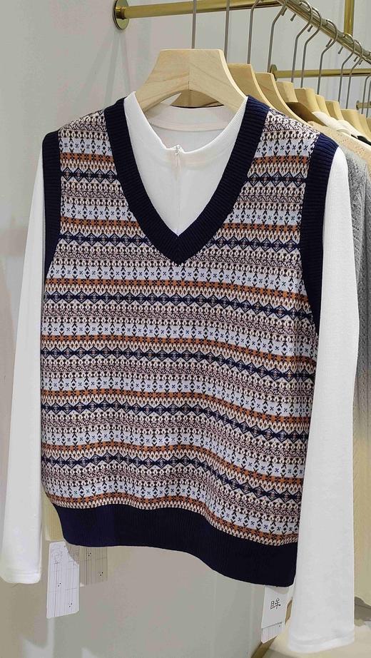 488818秋冬款 V领印花针织马甲 商品图0