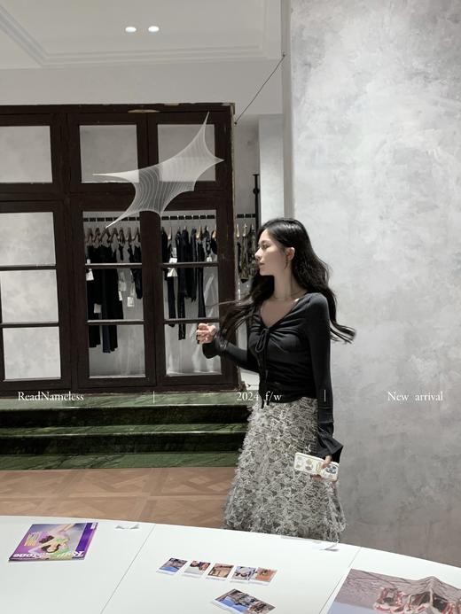 Read Nameless /漂亮的深灰色打底衫+重工雪花半裙+骑士小香长外套 2024/9/30 商品图3