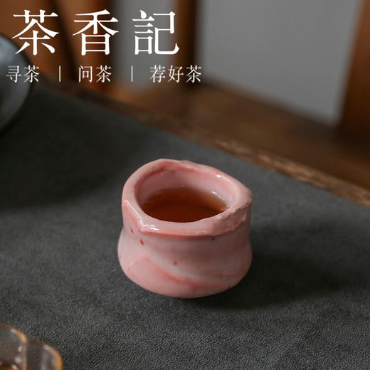 茶香记 樱粉手捏主人杯 潇洒随性的自然感 全手工制作 设计感足 鲜妍娇嫩    圆润饱满 集实用性与美学为一体 简约耐看 茶杯 商品图1