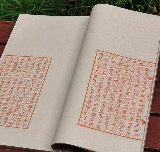 【雕版刷印·朱印宋锦函】《访书琐忆》黄裳著，玉谿山馆刷印（刷印50部），宋锦函1册全，售价580元。

雕版：宋金浏；装订：祥顺坊；题签：周小英；牌记：陆灏；函套：湖州祥云凤纹宋锦函；签条：泾县仿古撒 商品图7