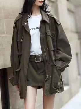 肯豆同款橄榄绿夹克 造型感多口袋设计 复古百搭工装风外套 高工艺定制高密全棉斜纹面料 舒适不易皱 复杂洗水工艺带出复古效果 OVERSIZE落肩版型 中性猎装夹克工装口袋外套