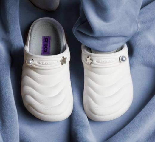 CROCS 白色 经典潜艇暖棉Clog 210059-100 商品图1