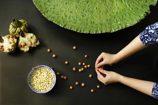 苏州的鸡头米是顶尖儿的，而苏州又要数城南黄天荡出产的尤佳！每年上市季，沿街剥鸡头米是葑门一道独特风景。精选的又是特级大果，真空密封冷鲜包装，颗颗珍珠般洁白浑圆，生吃都甜甜的，煮熟了软糯Q弹，绵香悠长～ 商品图2