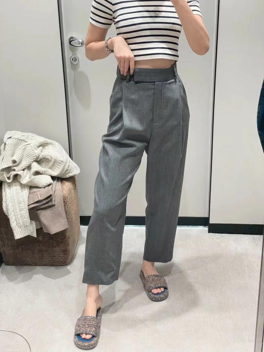 轻商务直筒羊毛深裥高腰裤 显瘦羊毛西装裤 干净利落极简风格好搭配 直筒裤型 纤瘦量感提升线条塑造腰身比例 宽腰封设计 商品图3