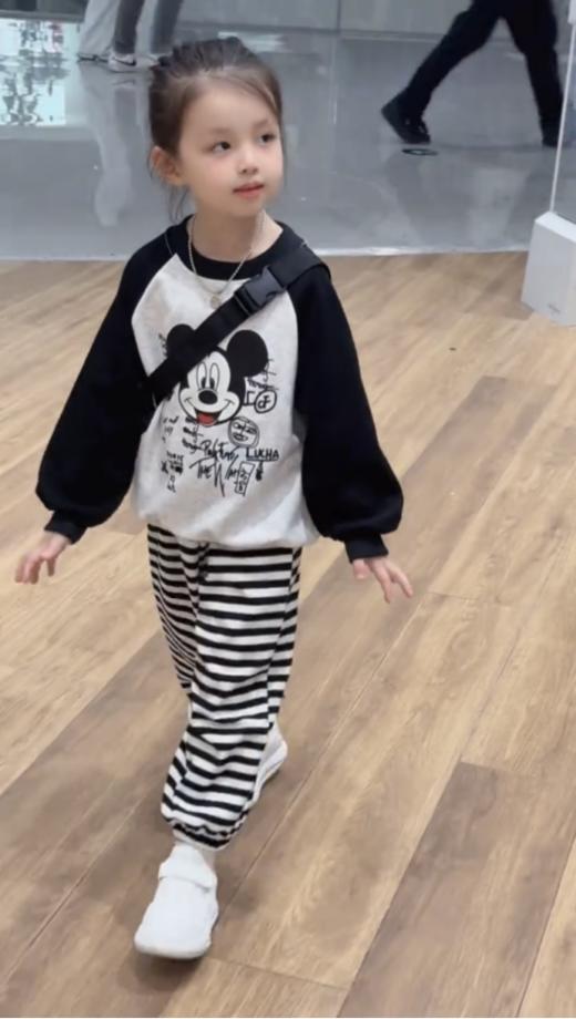 👍🏻👍🏻👍🏻【箩小伊儿童洋气华棉小乐鼠套装L046】👸今天要给大家安利一款看了就忍不住的👩🏻儿童卫衣套装✅， 😎讲真，这款套装不仅休闲百搭， 商品图5