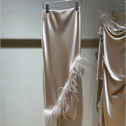 【顺丰包邮】12751 洛诗琳12751设计感鸵鸟毛高腰重磅醋酸缎面半身裙610 商品图4