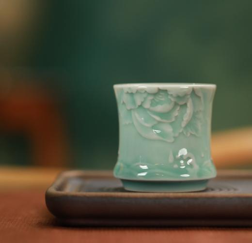 雷慧仙青瓷束腰牡丹杯 商品图0