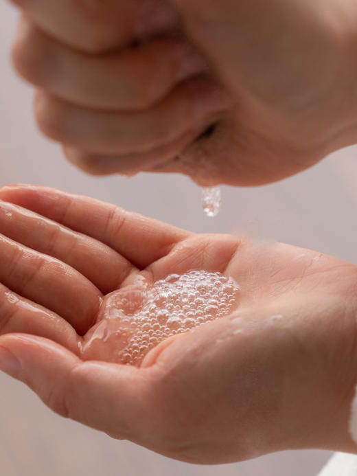 CEMOY 南极冰川黑面膜  提升水润度，淡化动态纹  紧致提升，提高肌肤弹性    面膜朝外的一侧封闭，精华不蒸发  朝内一侧精华只向肌肤渗透，不反吸水 商品图5