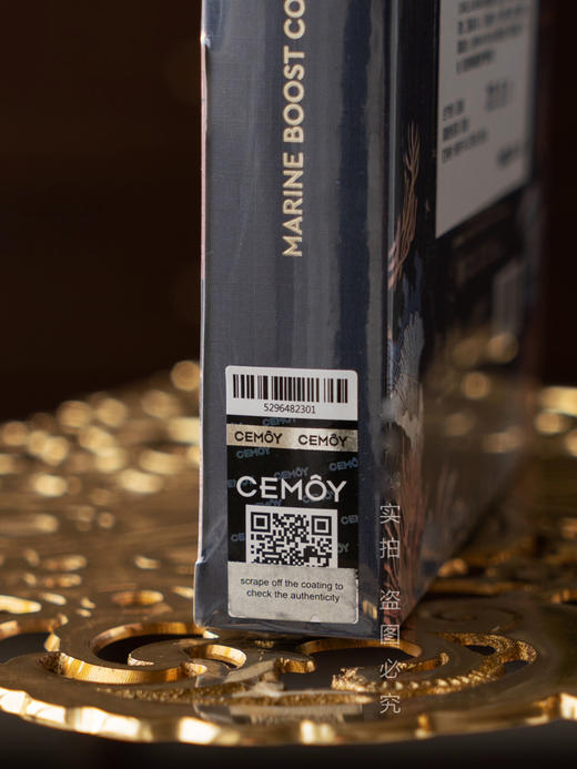 CEMOY 南极冰川黑面膜  提升水润度，淡化动态纹  紧致提升，提高肌肤弹性    面膜朝外的一侧封闭，精华不蒸发  朝内一侧精华只向肌肤渗透，不反吸水 商品图1