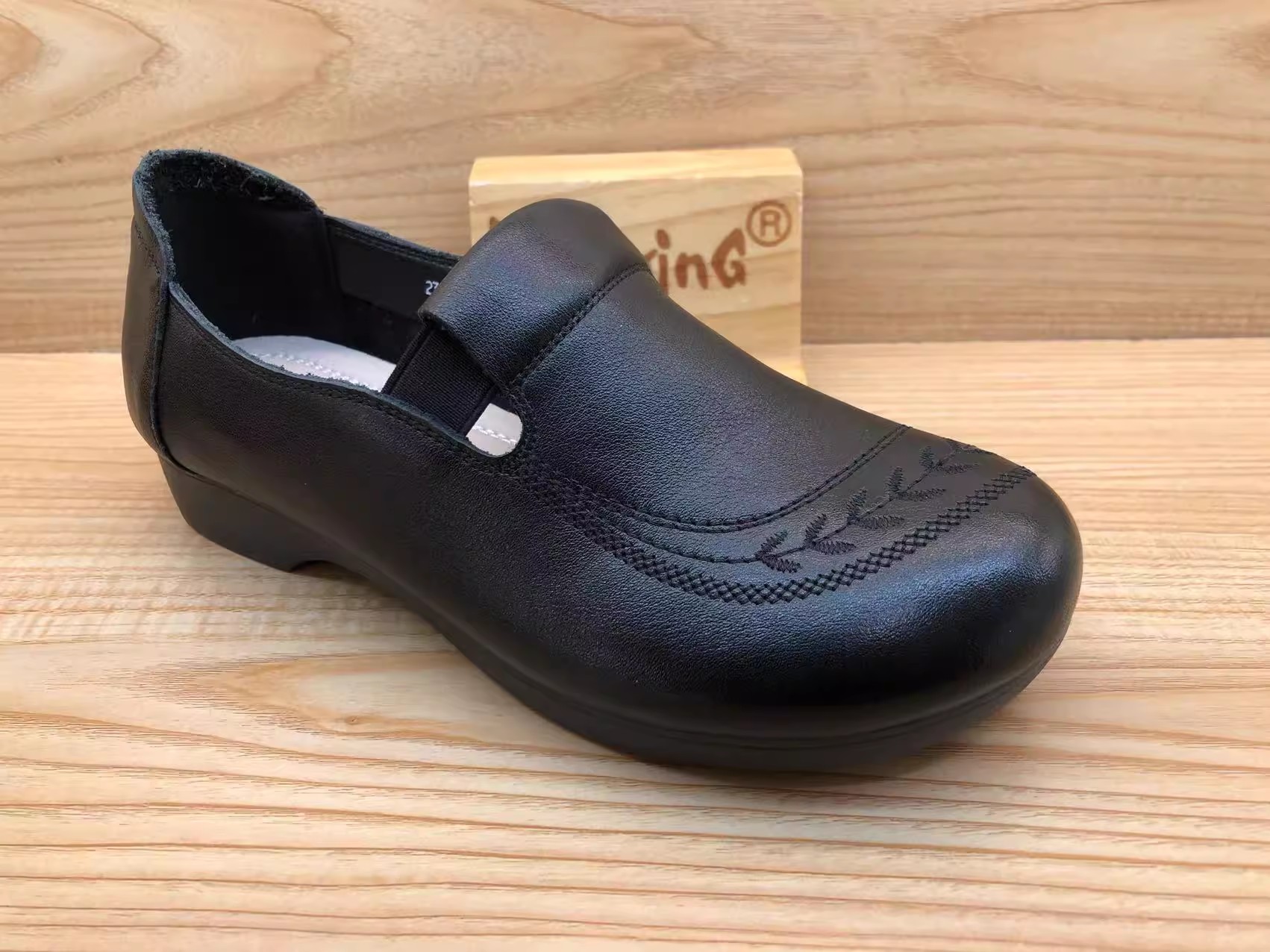 豪行2023年春季新品时尚休闲真皮浅口女单妈妈鞋23194202