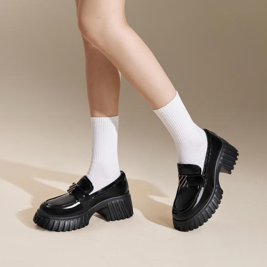 千百度复古漆皮厚底乐福鞋女款秋季深口黑色小皮鞋增高A24406380 商品图2