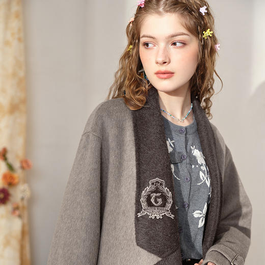 【暖冬内购】两三事王者归来2024冬季新款简约刺绣拼色西装翻领双面毛呢外套女 商品图1